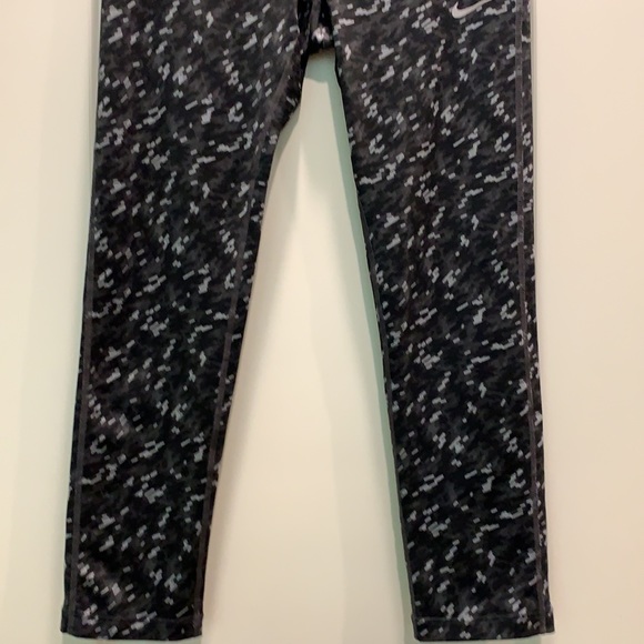 NIKE DRI FIT SIZE SMALL NEW & CUTE CAPRI - Picture 3 of 9